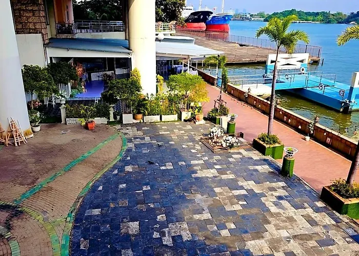 River View 8 *